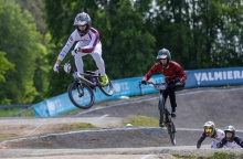 BMX braucēji trasē